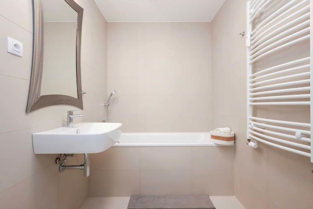 Danubius One - Spacious Apartment W Free Parking Bratislava Exterior photo